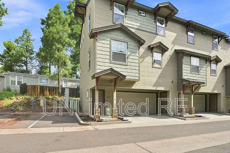 4 bed, 3.0 bath, 1624 sqft, $3,200 — Photo 2