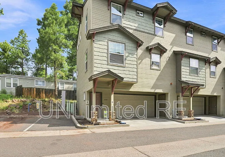 2520 W Pikes Peak Dr — Photo 2