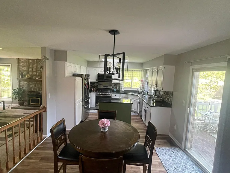 1027 Congress Dr — Photo 5
