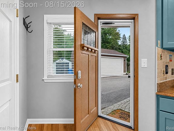 3rd image of 560 Black Oaks Trl