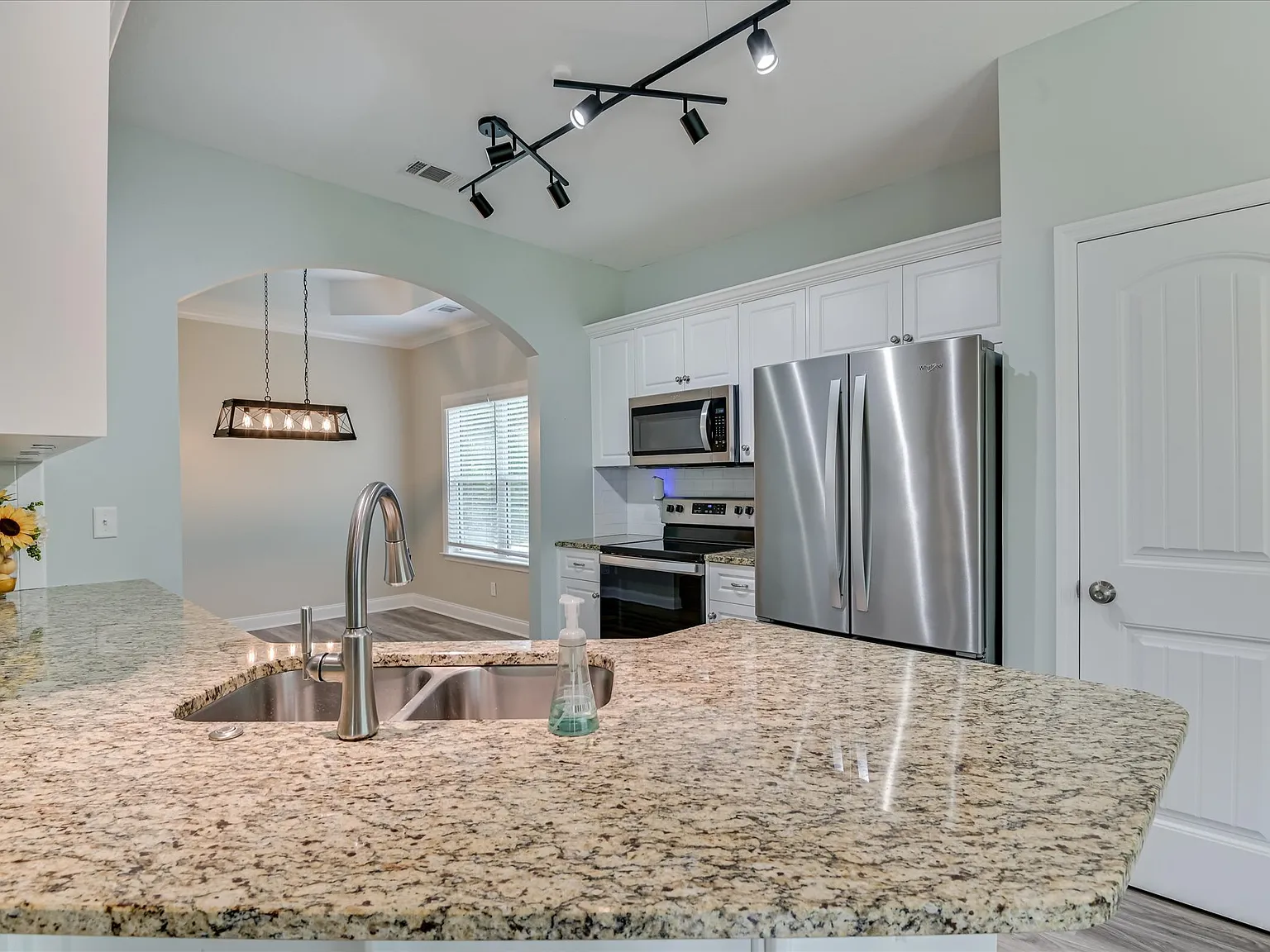 4 bed, 1708 sqft, $1,850 — Photo 4