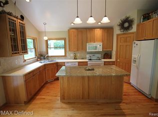 480 Oxbow Lake Rd, White Lake, MI 48386