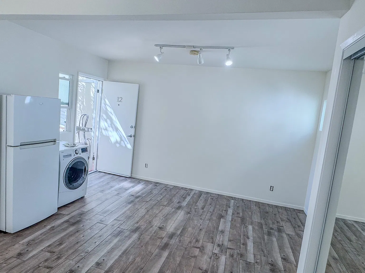 Studio, $2,100 — Photo 2