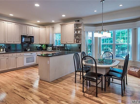 2nd image of 21 Hollow Ln