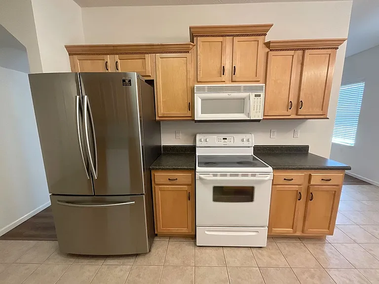 575 S Canterbury Ln — Photo 5