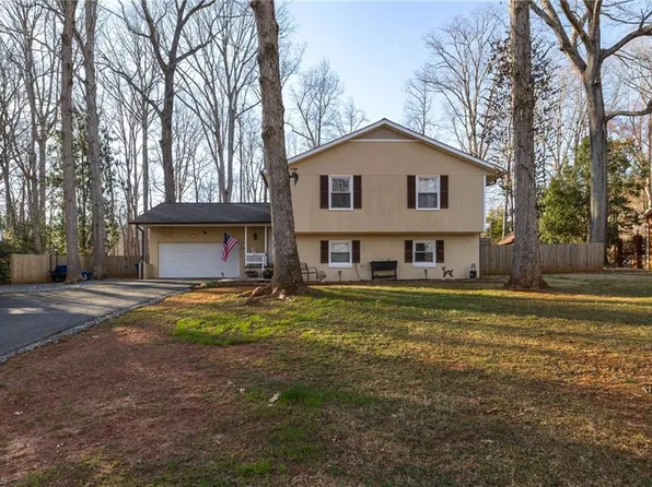 2051 Mallard Lakes Dr, Winston Salem, NC 27106
