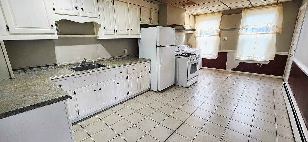 Building Photo - 132 Bremen St #2