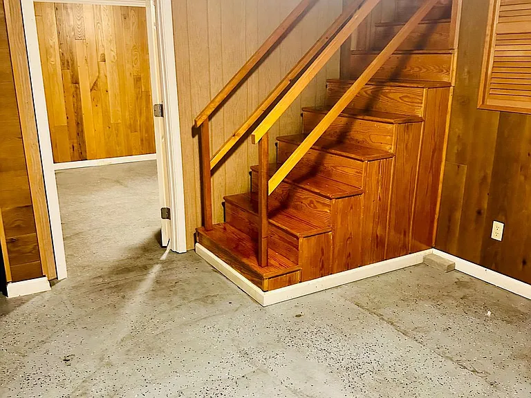 323 Russelcroft Rd — Photo 39