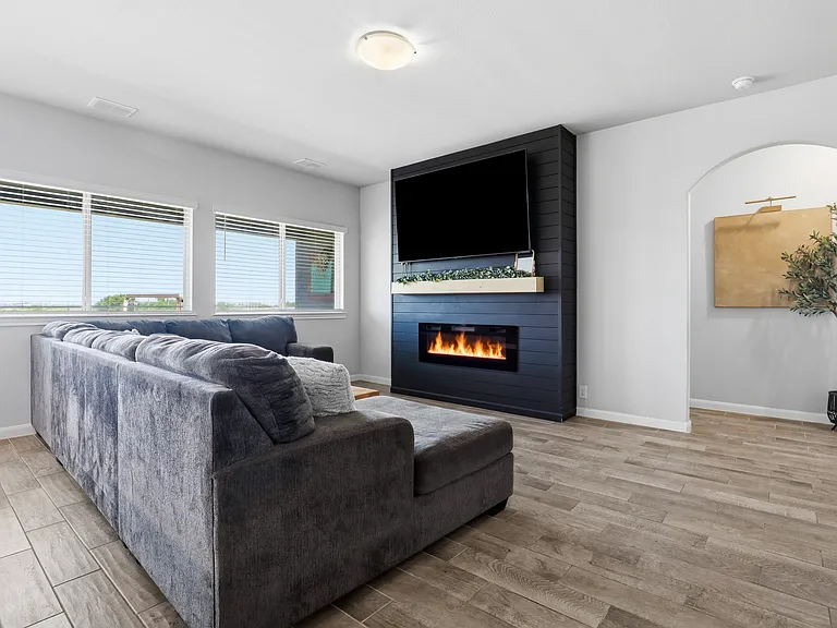 1032 Fairfax Dr — Photo 2