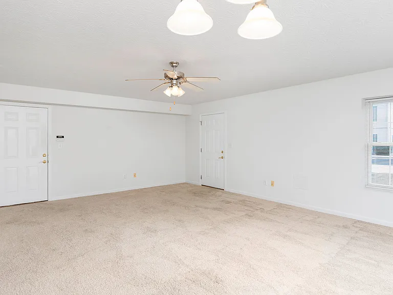 4-102 Rose Garden Ln — Photo 8