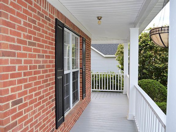 3rd image of 213 Oak Creek Cir