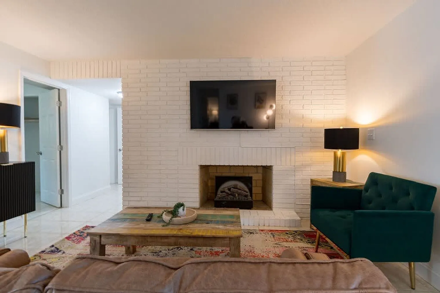 4 bed, 2.0 bath, 1291 sqft, $4,252 — Photo 2