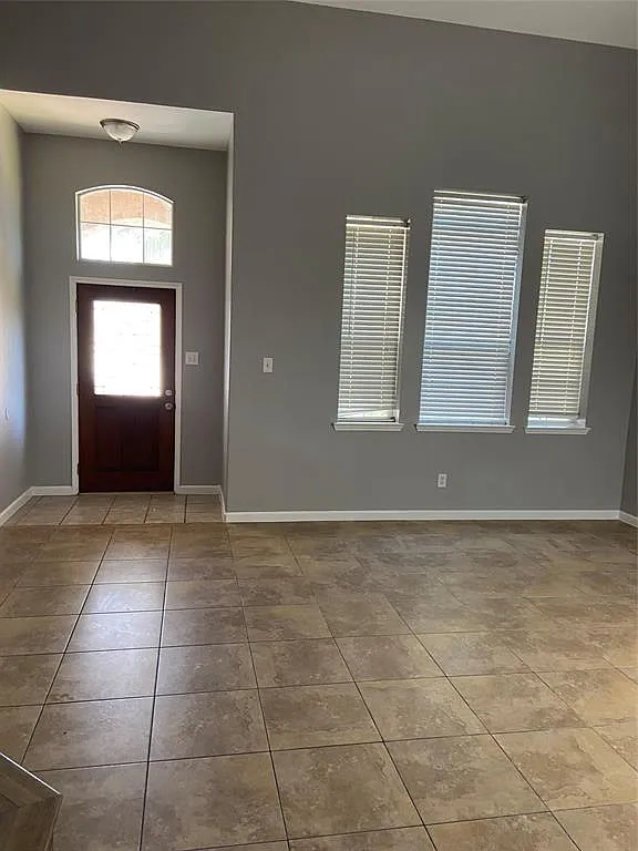 4 bed, 2.5 bath, 2033 sqft, $2,200 — Photo 2