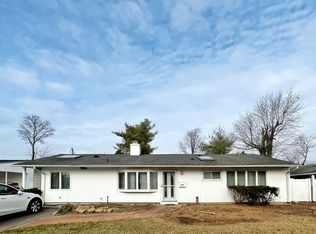 147 Southwood Cir, Syosset, NY 11791