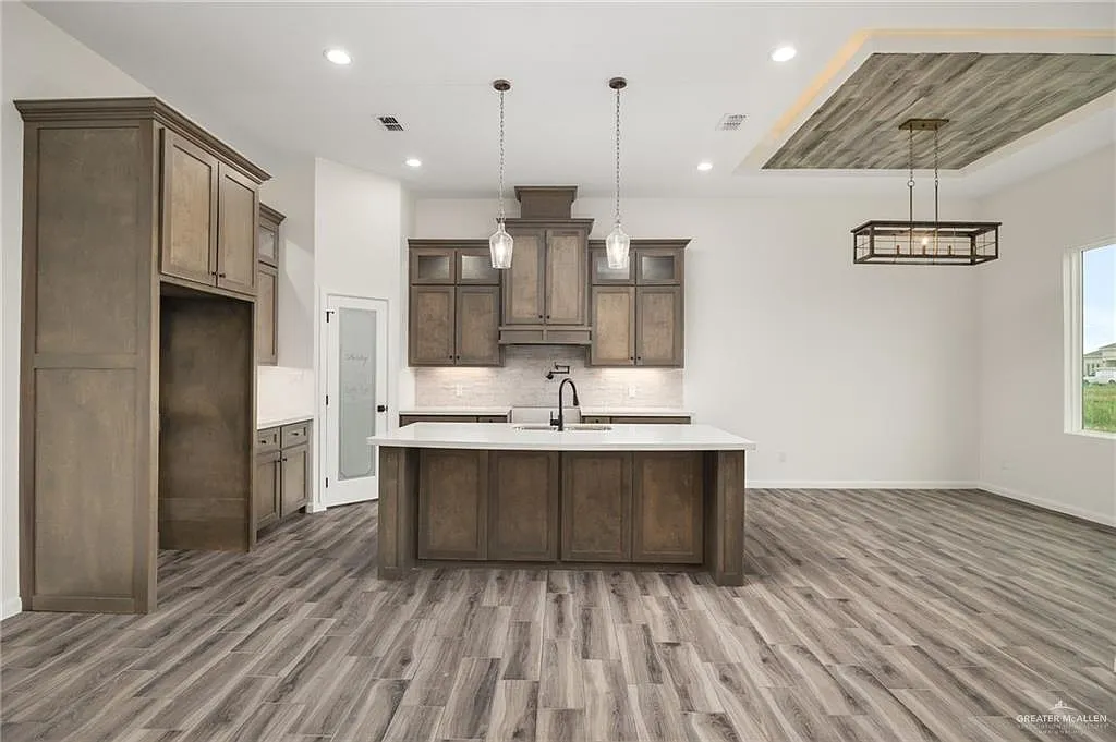 3 bed, 2.0 bath, 1737 sqft, $2,300 — Photo 4