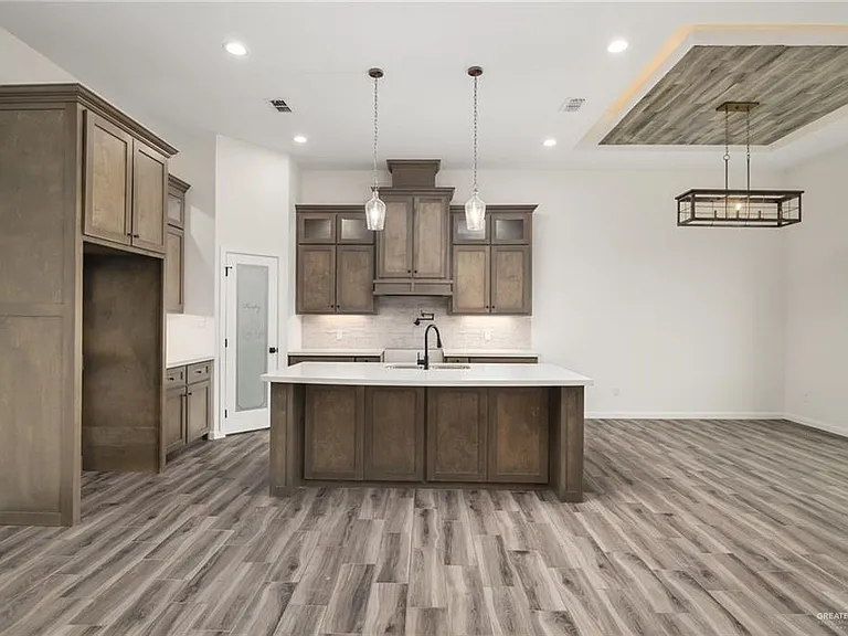 1010 Azalea St — Photo 4