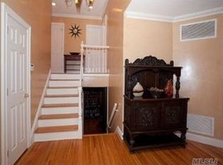 49 Oaktree Ln, Manhasset, NY 11030