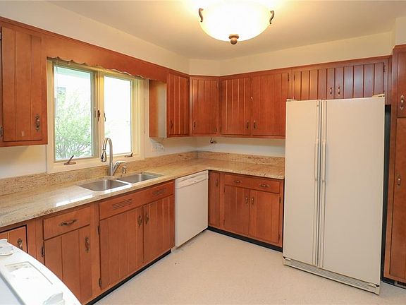 5th image of 25 Deerfield Dr