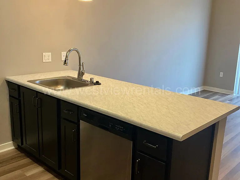 203 E Laurel St — Photo 3
