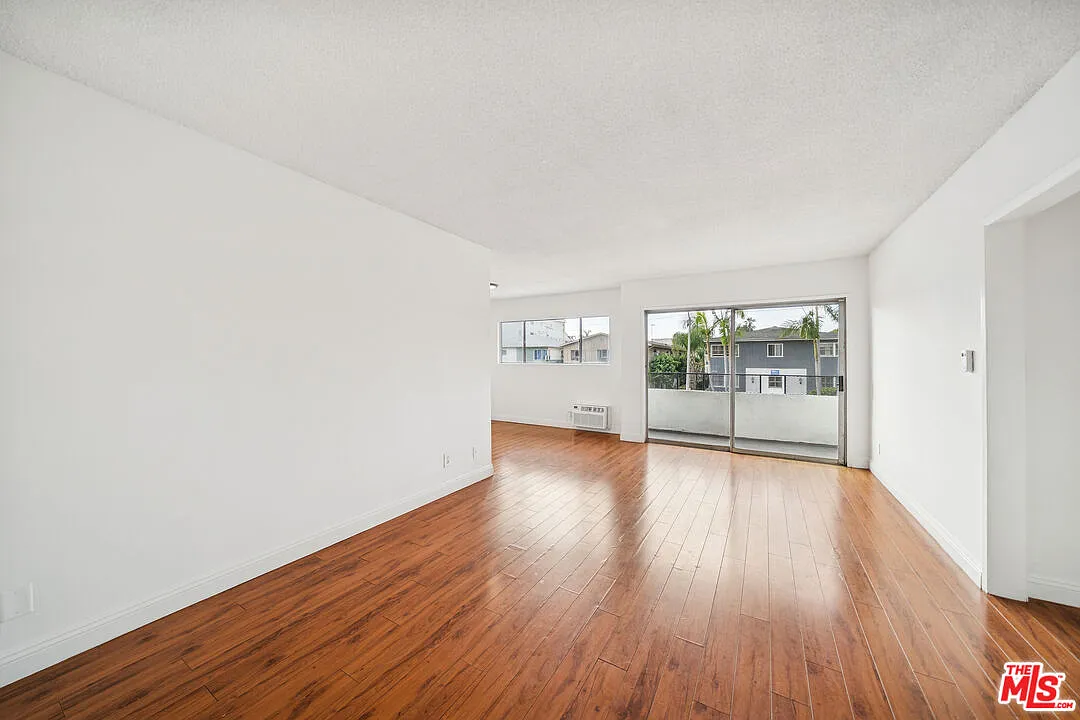 Photo 1 of 20 - 1050 S Wooster St #3 - Los Angeles, CA Primary Photo - 1050 S Wooster St #3