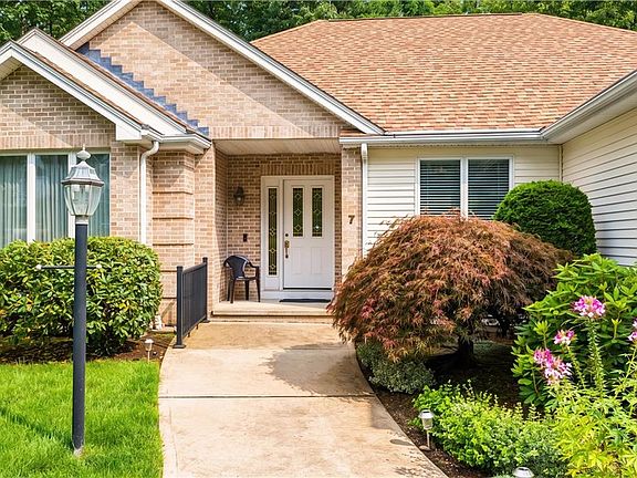 3rd image of 7 Foxwood Dr
