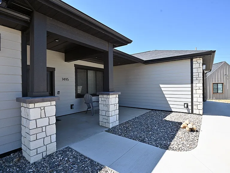 1495 Oxbow Dr — Photo 3