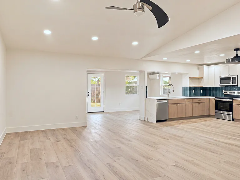 2733 Teakwood Dr — Photo 4
