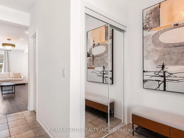 112 Hanson Cres — Photo 4