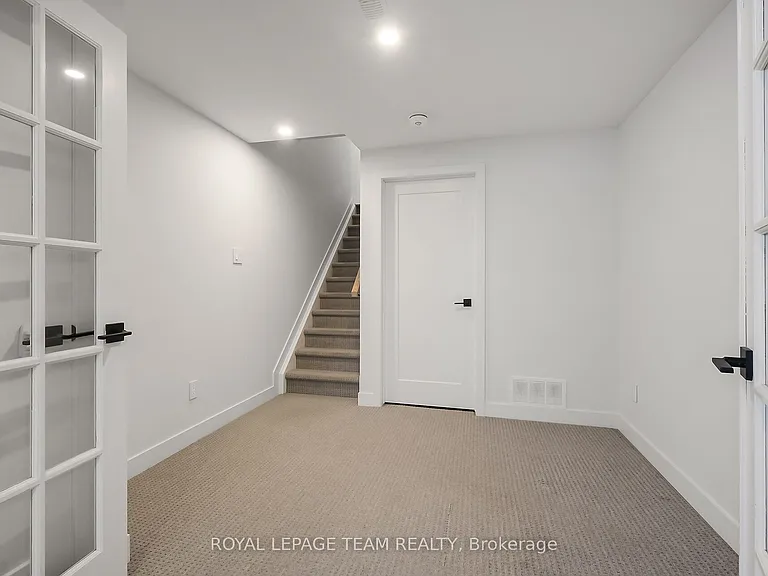 799 Cairn Cres — Photo 9