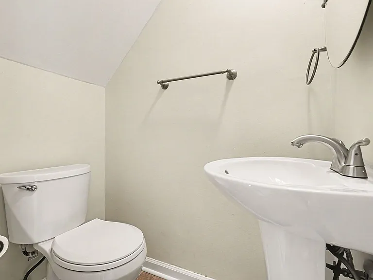 319 Brock Sq — Photo 20