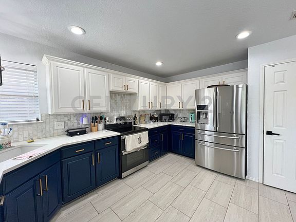 3rd image of 717 Ridgehill Dr