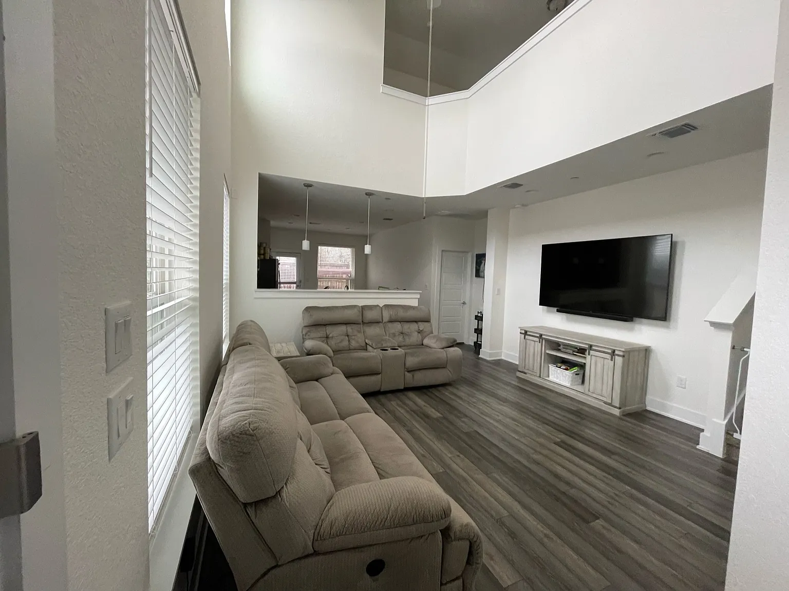 4 bed, 2.5 bath, 1930 sqft, $2,450 — Photo 4