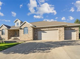 2111 W 4th St, Vinton, IA 52349