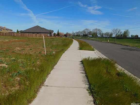 3rd image of 4061 Country Walk Ln