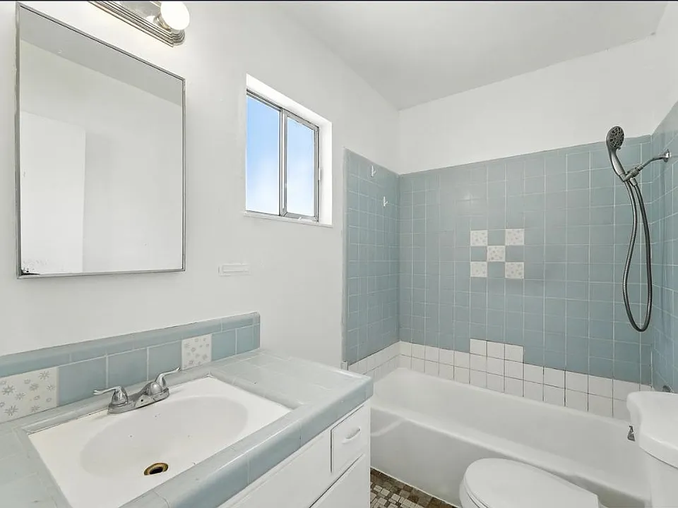 132 W 18th St #5