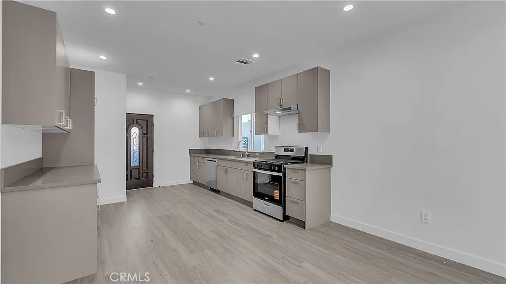 3 bed, 2.5 bath, 1300 sqft, $3,800 — Photo 3