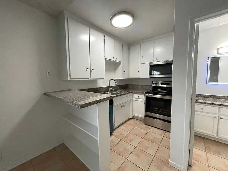 6340 Vineland Ave — Photo 3