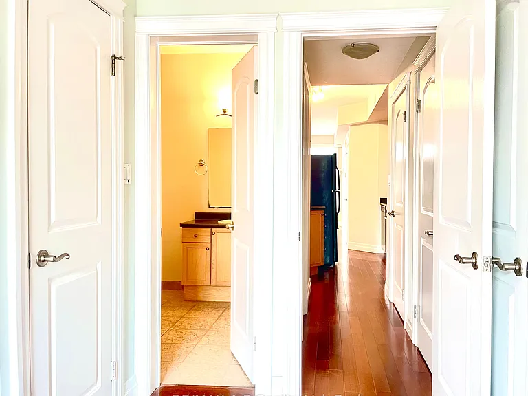 555 King St E #204 — Photo 18