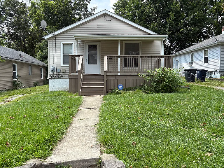 682 Roscoe Ave — Photo 1