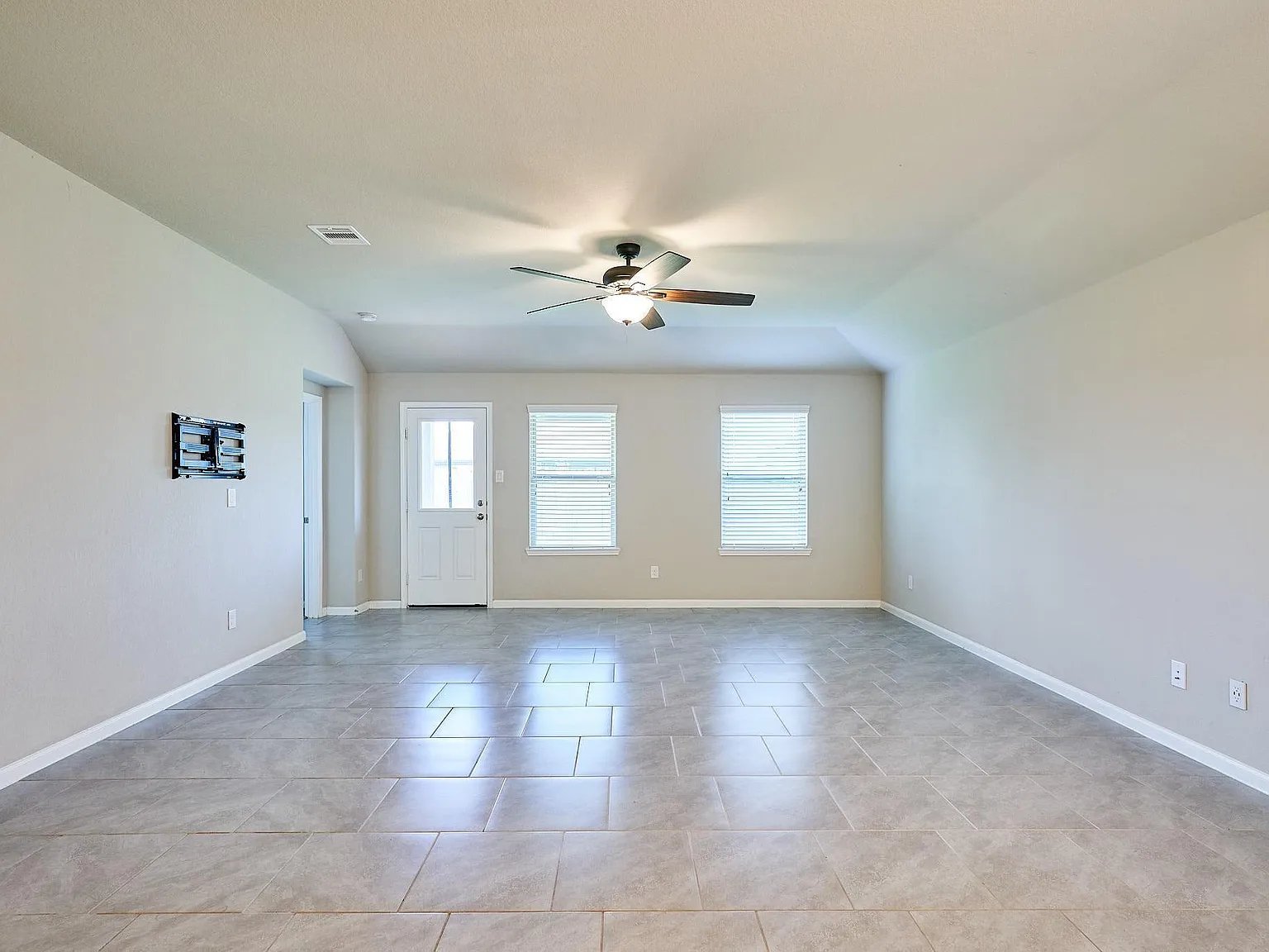 4 bed, 2.0 bath, 2094 sqft, $2,250 — Photo 3