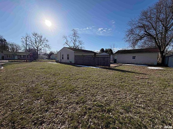 4th image of 1480 Russell Ave
