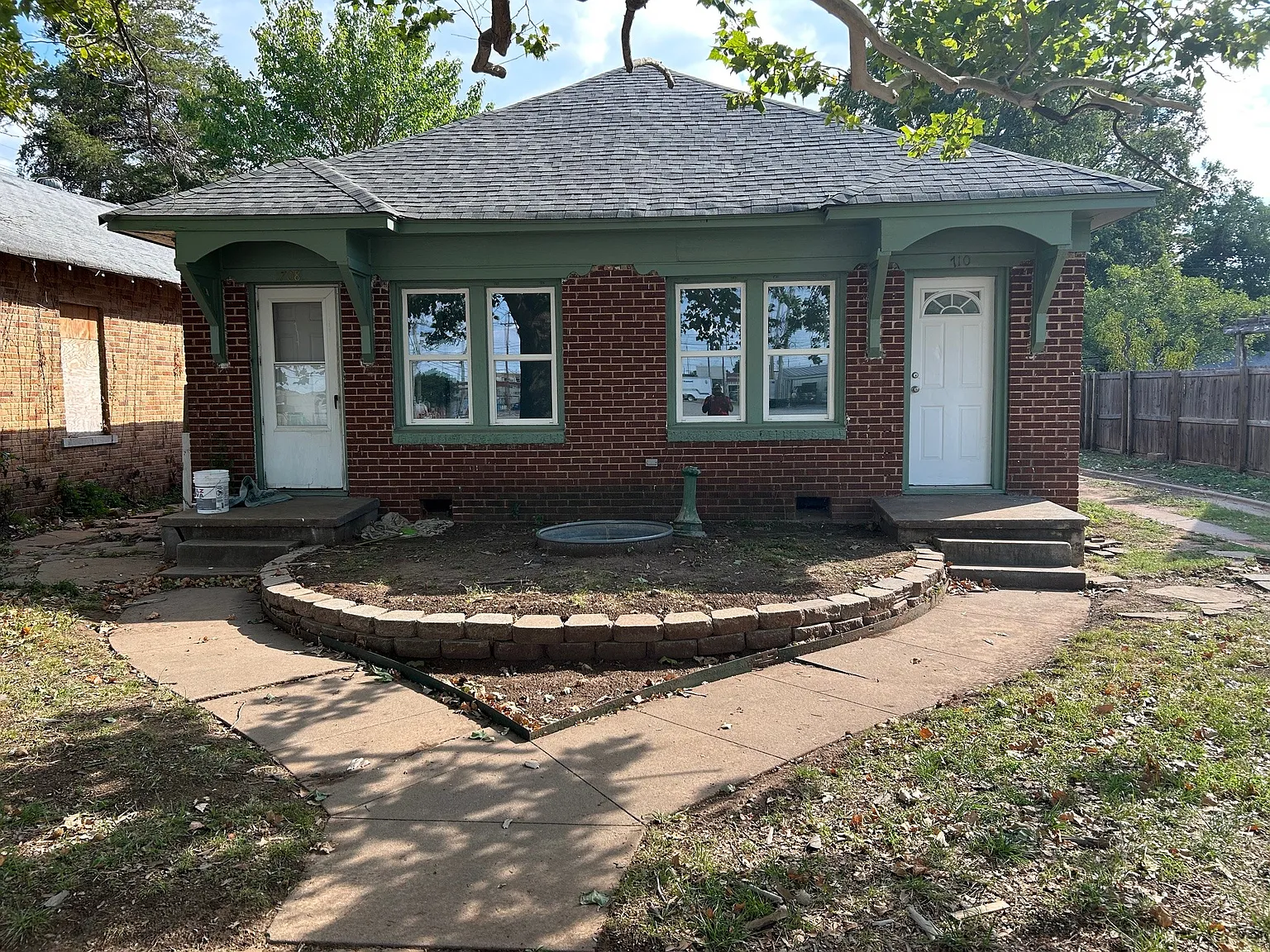 738 W Maple Ave — Photo 1
