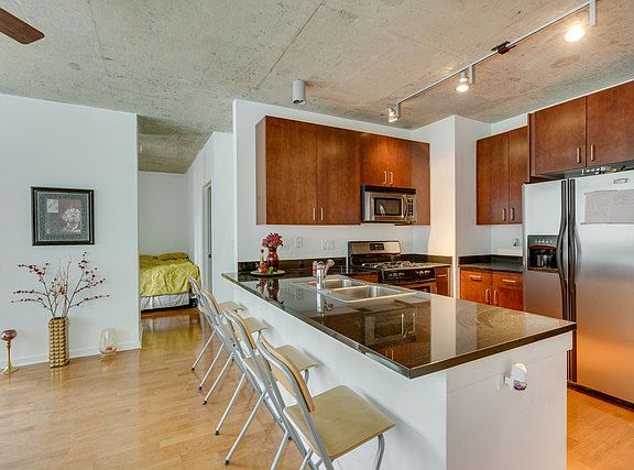 2nd image of 611 S Wells St #1001