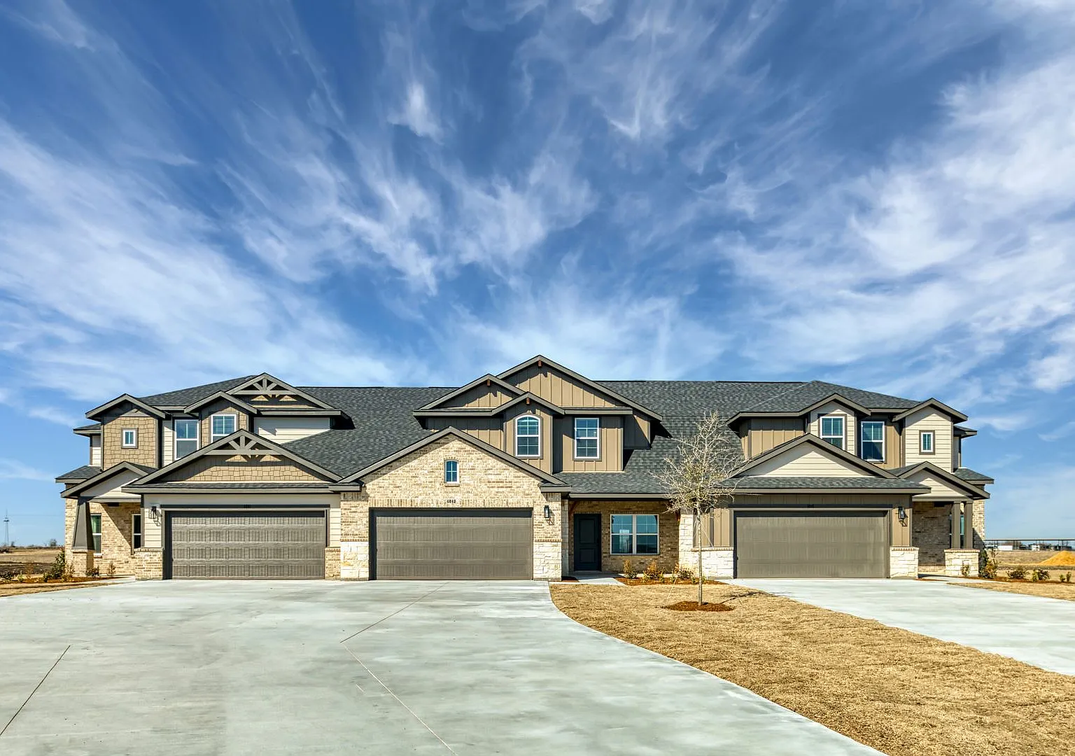 Available Now! 3 Bedroom Triplex Located On 1-Acre Lot In Midlothian, Tx! — Photo 1