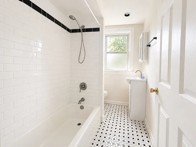 63 N Linwood Ave — Photo 9