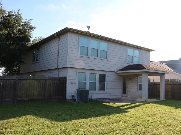 15611 Leeds Ln — Photo 18