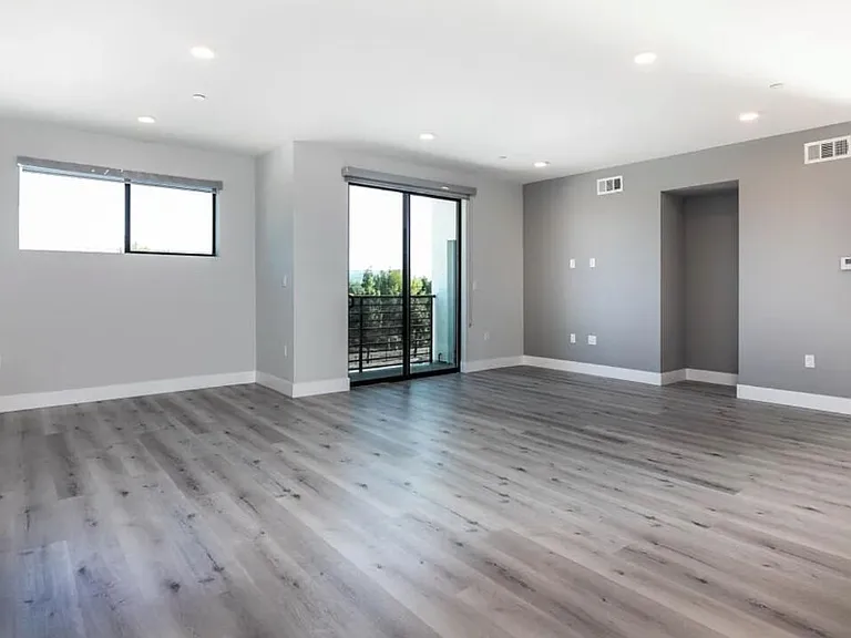 14612 Calvert St #305 — Photo 4
