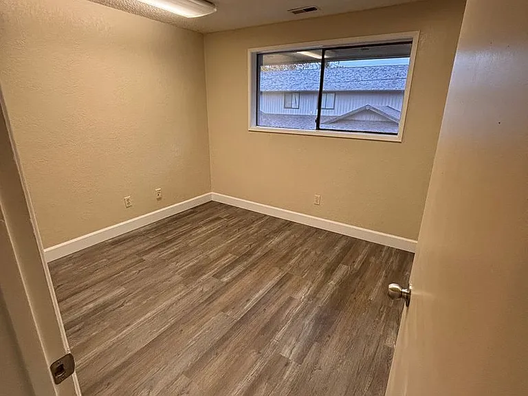 301 Crater Lake Ave — Photo 8
