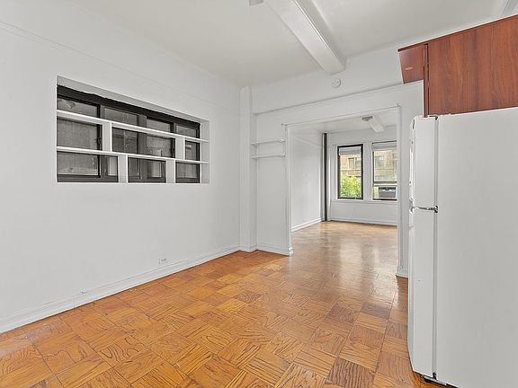 4th image of 118 W 72nd St APT 302