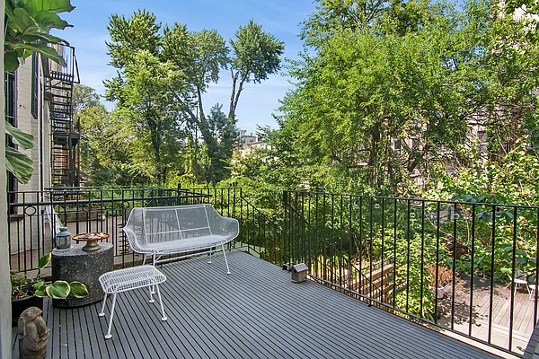 Rented by Compass | media 25